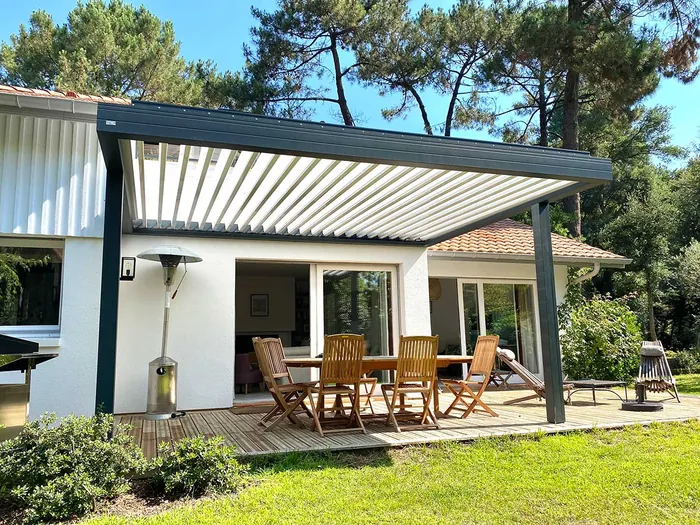 Pergola bioclimatique blanche à lames orientables
