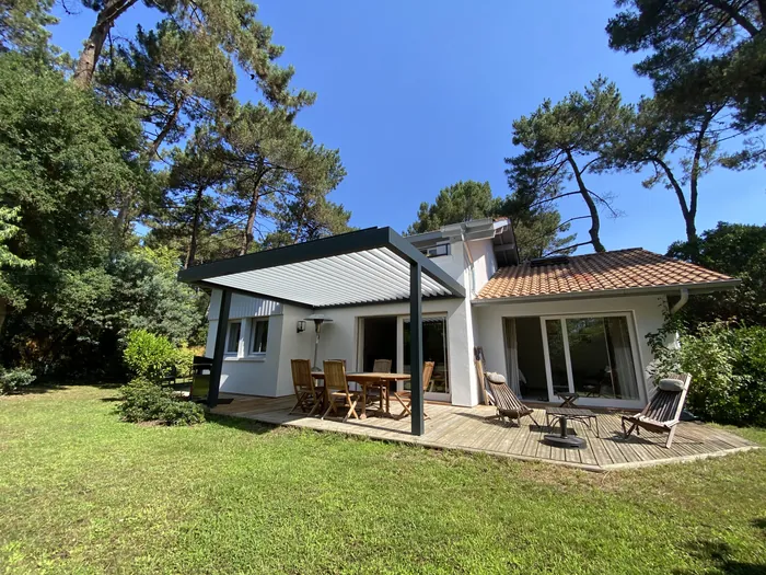 Pergola adossée à une maison landaise, côté jardin
