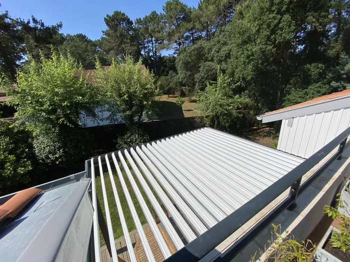 Lames orientables d'une pergola bioclimatique