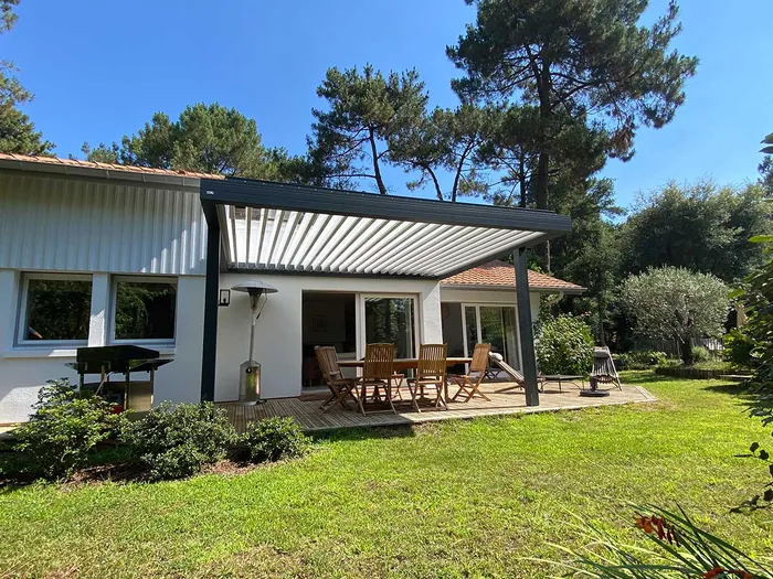 Pergola couvrant un salon de jardin