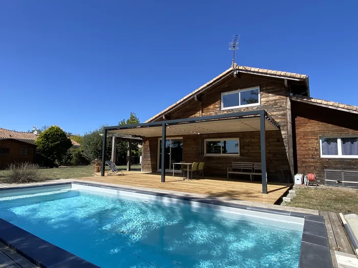 Pergola sur terrasse en bois et piscine